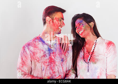 indischen Ehepaar Holi Festival genießen Stockfoto