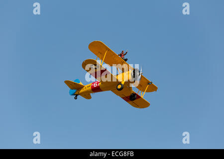 Boeing Stearman A75L 300 Kaydet G-CGPY im Flug über Breighton Flugplatz mit Flügel-Walker auf obere Tragfläche Stockfoto