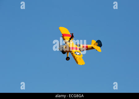 Boeing Stearman A75L 300 Kaydet G-CGPY im Flug über Breighton Flugplatz mit Flügel-Walker auf obere Tragfläche Stockfoto