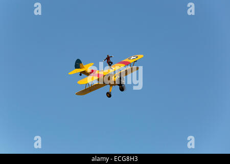 Boeing Stearman A75L 300 Kaydet G-CGPY im Flug über Breighton Flugplatz mit Flügel-Walker auf obere Tragfläche Stockfoto