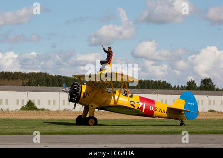 Boeing Stearman A75L 300 Kaydet G-CGPY des Rollens von Start-und Landebahn am Breighton Flugplatz mit Flügel-Walker auf obere Tragfläche Stockfoto