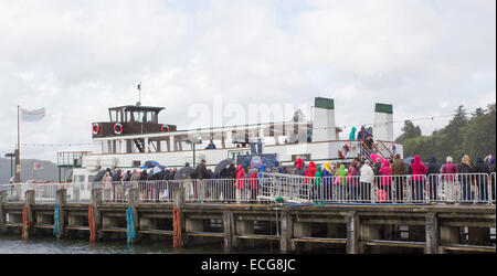 Bowness auf Windermere 17. August 2014 Regenschirm Tag für Touristen nicht legte der durch Sonne oder Duschen © Gordon Shoosmith/Alamy Li Stockfoto