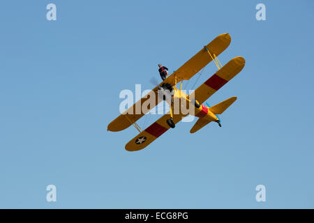 Boeing Stearman A75L 300 Kaydet G-CGPY im Flug über Breighton Flugplatz mit Flügel-Walker auf obere Tragfläche Stockfoto