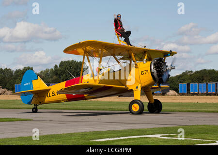 Boeing Stearman A75L 300 Kaydet G-CGPY Rollen zur Startbahn am Breighton Flugplatz mit Flügel-Walker auf obere Tragfläche Stockfoto