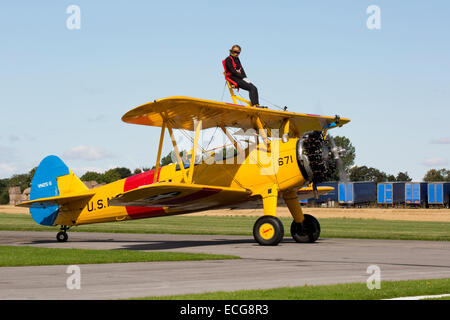 Boeing Stearman A75L 300 Kaydet G-CGPY Rollen zur Startbahn am Breighton Flugplatz mit Flügel-Walker auf obere Tragfläche Stockfoto