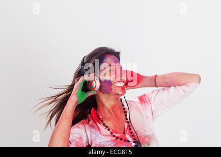 Inderin Holi Festival genießen Sie Musik hören Stockfoto