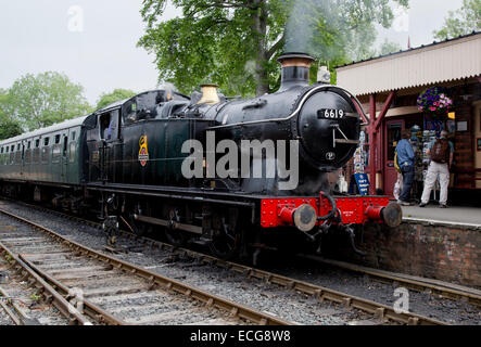 GWR-Region 0-6-0 Tank engine 6619 warten mit Personenzug von Tenterden Bahnhof abfahren Stockfoto