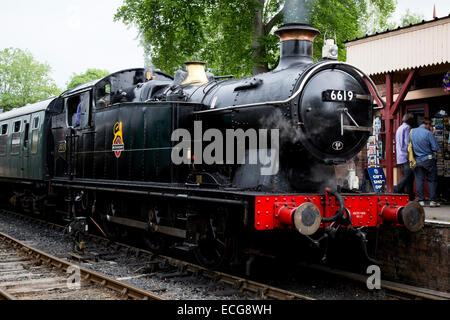 GWR-Region 0-6-0 Tank engine 6619 warten mit Personenzug von Tenterden Bahnhof abfahren Stockfoto