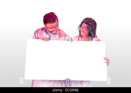 indischen Ehepaar Holi Festival zeigt Message Board Stockfoto