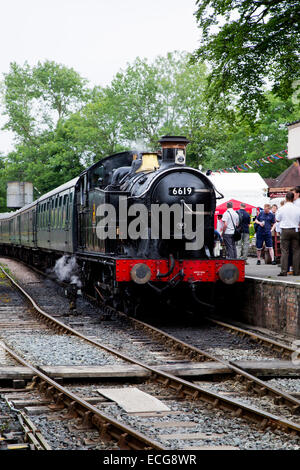 GWR-Region 0-6-0 Tank engine 6619 warten mit Personenzug von Tenterden Bahnhof abfahren Stockfoto