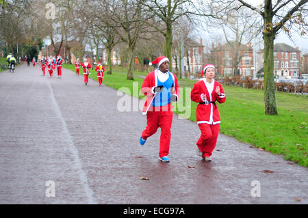 Nottingham, UK. 14. Dezember 2014. Wenn Sie ein Sterne große Nottingham Santa run Forest Recreation Ground wünschen. Drei bis vier hundert Santa nahmen Teil an der Veranstaltung heute der Start der "Sheriff of Nottingham" war. Die Gelder aus dem Ereignis gehen auf dem Weg 80 Kinder nach Lappland zum Weihnachtsmann zu erfüllen. Bildnachweis: IFIMAGE/Alamy Live-Nachrichten Stockfoto