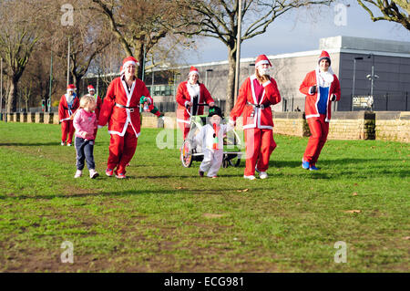 Nottingham, UK. 14. Dezember 2014. Wenn Sie ein Sterne große Nottingham Santa run Forest Recreation Ground wünschen. Drei bis vier hundert Santa nahmen Teil an der Veranstaltung heute der Start der "Sheriff of Nottingham" war. Die Gelder aus dem Ereignis gehen auf dem Weg 80 Kinder nach Lappland zum Weihnachtsmann zu erfüllen. Bildnachweis: IFIMAGE/Alamy Live-Nachrichten Stockfoto