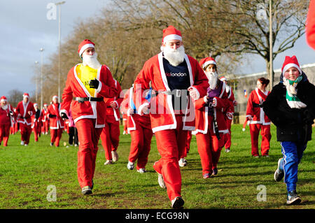 Nottingham, UK. 14. Dezember 2014. Wenn Sie ein Sterne große Nottingham Santa run Forest Recreation Ground wünschen. Drei bis vier hundert Santa nahmen Teil an der Veranstaltung heute der Start der "Sheriff of Nottingham" war. Die Gelder aus dem Ereignis gehen auf dem Weg 80 Kinder nach Lappland zum Weihnachtsmann zu erfüllen. Bildnachweis: IFIMAGE/Alamy Live-Nachrichten Stockfoto