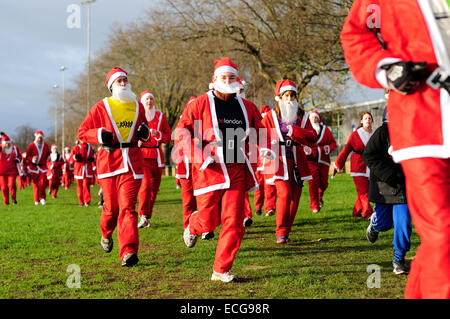 Nottingham, UK. 14. Dezember 2014. Wenn Sie ein Sterne große Nottingham Santa run Forest Recreation Ground wünschen. Drei bis vier hundert Santa nahmen Teil an der Veranstaltung heute der Start der "Sheriff of Nottingham" war. Die Gelder aus dem Ereignis gehen auf dem Weg 80 Kinder nach Lappland zum Weihnachtsmann zu erfüllen. Bildnachweis: IFIMAGE/Alamy Live-Nachrichten Stockfoto