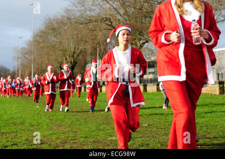 Nottingham, UK. 14. Dezember 2014. Wenn Sie ein Sterne große Nottingham Santa run Forest Recreation Ground wünschen. Drei bis vier hundert Santa nahmen Teil an der Veranstaltung heute der Start der "Sheriff of Nottingham" war. Die Gelder aus dem Ereignis gehen auf dem Weg 80 Kinder nach Lappland zum Weihnachtsmann zu erfüllen. Bildnachweis: IFIMAGE/Alamy Live-Nachrichten Stockfoto