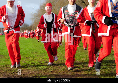 Nottingham, UK. 14. Dezember 2014. Wenn Sie ein Sterne große Nottingham Santa run Forest Recreation Ground wünschen. Drei bis vier hundert Santa nahmen Teil an der Veranstaltung heute der Start der "Sheriff of Nottingham" war. Die Gelder aus dem Ereignis gehen auf dem Weg 80 Kinder nach Lappland zum Weihnachtsmann zu erfüllen. Bildnachweis: IFIMAGE/Alamy Live-Nachrichten Stockfoto