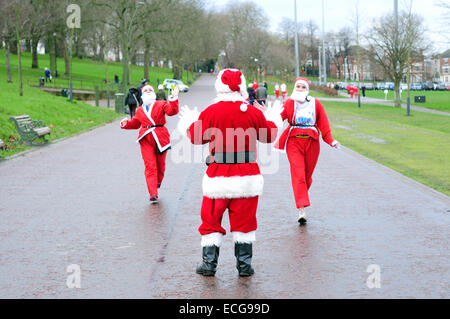 Nottingham, UK. 14. Dezember 2014. Wenn Sie ein Sterne große Nottingham Santa run Forest Recreation Ground wünschen. Drei bis vier hundert Santa nahmen Teil an der Veranstaltung heute der Start der "Sheriff of Nottingham" war. Die Gelder aus dem Ereignis gehen auf dem Weg 80 Kinder nach Lappland zum Weihnachtsmann zu erfüllen. Bildnachweis: IFIMAGE/Alamy Live-Nachrichten Stockfoto