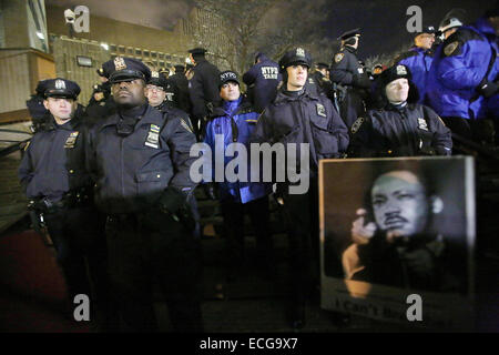 13. Dezember 2014 - New York City, NY, USA - findet ein Zeichen zeigen, Martin Luther King mit den Worten "Ich kann nicht atmen" in der Nähe von NYPD-Polizisten als Demonstranten sie ausgepfiffen. Zehntausende von Demonstranten durch die Straßen von Manhattan in New York Citys größte Demonstration gegossen, da eine Grand Jury beschlossen, nicht den Tod von Staten Island resident Eric Garner einen NYPD Offizier anzuklagen. Die '' Millionen März NYC'' Prozession erstreckte etwa eine Meile als Demonstranten schreien, dass '' ich atmen kann nicht '' von Greenwich Village, Midtown und dann Innenstadt Polizeipräsidium gewickelt. (Kredit-Bild: © K Stockfoto