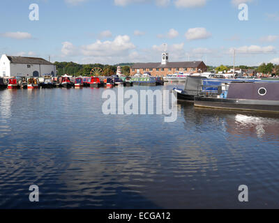 Kanal schmale Boote vertäut im Stourport Becken Worcestershire England UK Stockfoto