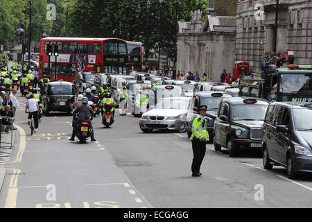 London Taxifahrer, Central London zum Stillstand bringen, während eines Streiks gegen die UBER-app. Die app wirkt wie ein Taxameter, das bedeutet, dass jemand wie ein Hackney Cab handeln könnte.  Mitwirkende: Wo sehen: London, Vereinigtes Königreich bei: 11. Juni 2014 Stockfoto