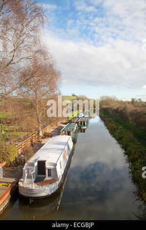 Narrowboats vertäut am Kennet und Avon Kanal an Honig Street, Wiltshire, England, UK Stockfoto