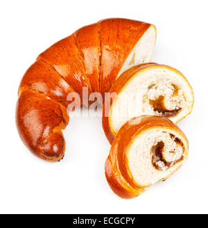 Frische und leckere Bagel mit Marmelade, die in Scheiben geschnittenen Stücke auf weißem Hintergrund Stockfoto