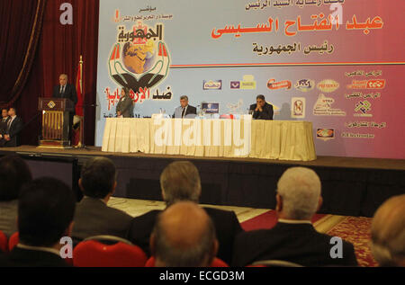 Kairo, Ägypten. 14. Dezember 2014. Ägyptische Premierminister Ibrahim Mahlab spricht während einer Konferenz zur Bekämpfung des Terrorismus in Kairo am 14. Dezember 2014 © Amr Sayed/APA Bilder/ZUMA Draht/Alamy Live News Stockfoto