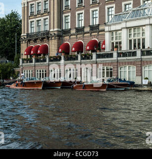 Festgemachten Boote vor Amstel Hotel Stockfoto