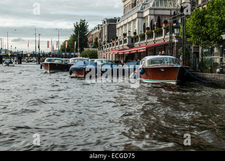 Festgemachten Boote vor Amstel Hotel Stockfoto