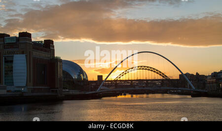 Sonnenuntergang über dem Fluss Tyne und Sage Gateshead Stockfoto