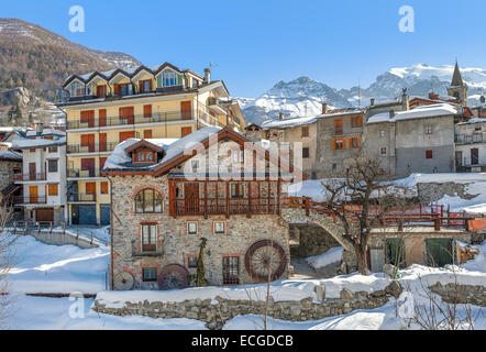 Typische Häuser im alpinen Ferienort Limone Piemonte im Piemont, Norditalien. Stockfoto