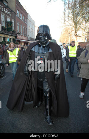 London, UK. 14. Dezember 2014. Greenwich Village jährlichen Sci-Fi-Parade und Pantomime Pferderennen. Bildnachweis: JOHNNY ARMSTEAD/Alamy Live-Nachrichten Stockfoto