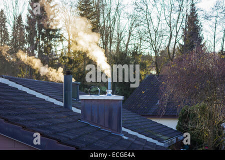 Rauchen-Schornstein im sonnigen Morgen Stockfoto