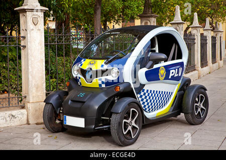 Polizei-Auto auf der Straße von Valencia, Spanien. Stockfoto