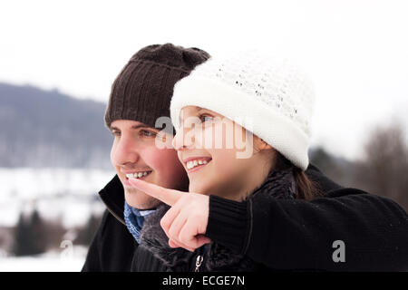 Mann mit Mädchen die wunderschöne Winterlandschaft mit finger Stockfoto