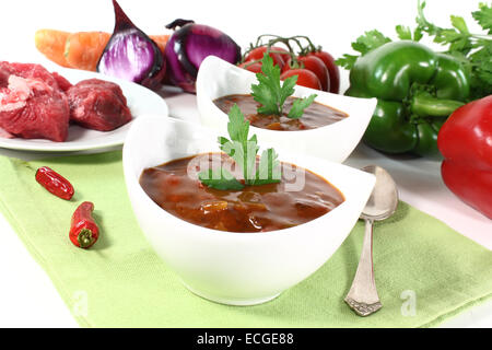 frische Gulaschsuppe mit Petersilie, Rindfleisch und Gemüse Stockfoto