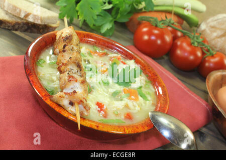 Hühnersuppe mit Gemüse, Petersilie und Nudeln Stockfoto