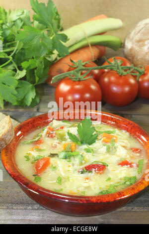 Hühnersuppe mit Gemüse, Petersilie und Paprika Stockfoto