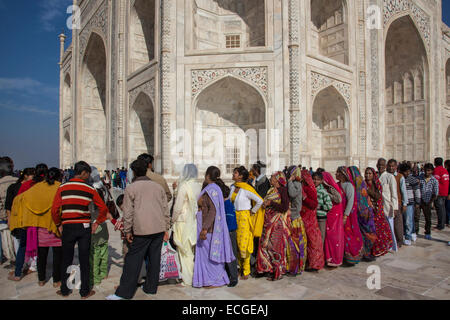 Indische Touristen Schlange stehen am Taj Mahal, Agra, Indien Stockfoto