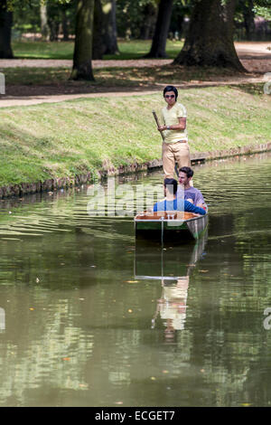 Studenten Stechkahn fahren auf dem Fluss Cherwell, Oxford. Bootfahren ist eine berühmte Oxford University Aktivität von Studenten und Touristen genossen Stockfoto