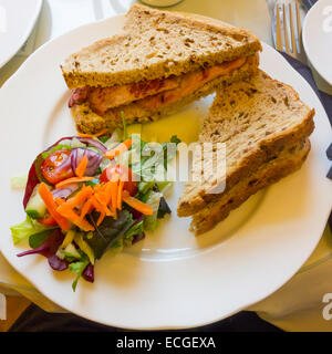 Guten Mittag Snack Schinken Sandwich im Kornhaus-Brot mit Salat Stockfoto
