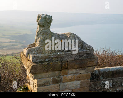 Gartenornament Hund Statue am Raven Hall Hotel Ravenscar North Yorkshire Stockfoto