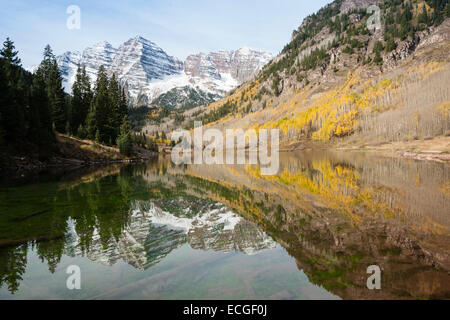 Maroon Bells Berge, See und Reflexion und grünen Pinien und gelbe Espen, Aspen, Colorado, USA Stockfoto