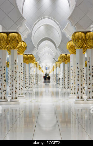 Spalten In der Sheikh Zayed Grand Moschee, Vereinigte Arabische Emirate Stockfoto