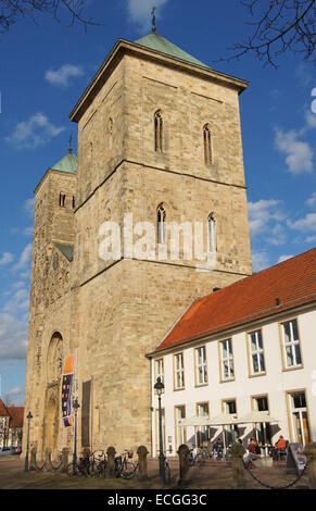 Osnabrück, Deutschland - 2. November 2014: Kathedrale von Osnabrück in das schöne Licht des Herbstes am 2. November 2014 in Deutschland, Stockfoto
