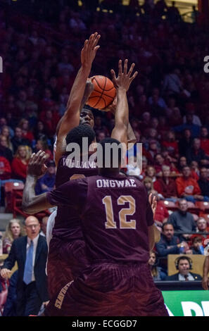 Albuquerque, New Mexico. 13. Dezember 2014. New Mexico Lobos bewachen Deshawn Delaney (33) in Aktion bei den NCAA-Basketball-Spiel zwischen UL Monroe Warhawks und Universität New Mexico Lobos an der Grube in Albuquerque, New Mexico. Kredit Bild © Lou Novick/Cal Sport Media/Alamy Live-Nachrichten Stockfoto