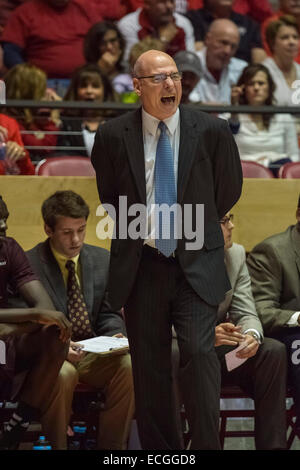 Albuquerque, New Mexico. 13. Dezember 2014. Louisiana Monroe Warhawks Kopf Trainer Keith Richard bei den NCAA-Basketball-Spiel zwischen UL Monroe Warhawks und Universität New Mexico Lobos an der Grube in Albuquerque, New Mexico. Kredit Bild © Lou Novick/Cal Sport Media/Alamy Live-Nachrichten Stockfoto