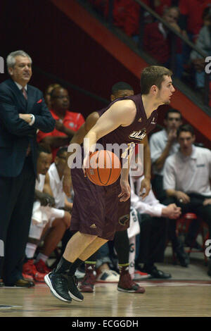 Albuquerque, New Mexico. 13. Dezember 2014. Louisiana Monroe Warhawks bewachen Nick Coppola (11) in Aktion bei den NCAA-Basketball-Spiel zwischen UL Monroe Warhawks und Universität New Mexico Lobos an der Grube in Albuquerque, New Mexico. Kredit Bild © Lou Novick/Cal Sport Media/Alamy Live-Nachrichten Stockfoto