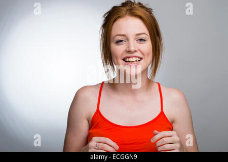 Ein glücklich lächelndes Lachen zuversichtlich positive Ingwer Haaren sommersprossigen Haut 16 17 18 jährige schlanke kaukasischen britischen Jugendmädchen UK Stockfoto