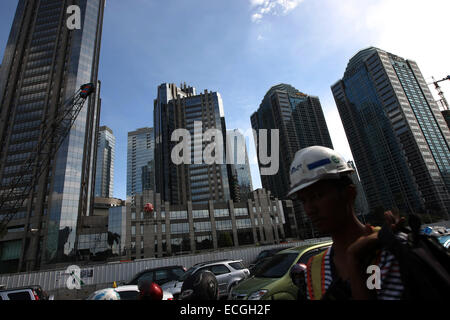 Jakarta, Jakarta, Indonesien. 14. Februar 2013. Eine indonesische Arbeiter vor dem Gebäude von Indonesien Börse oder Jakarta Stock Exchange in Jakarta übergeben. © Afriadi Hikmal/ZUMA Draht/Alamy Live-Nachrichten Stockfoto